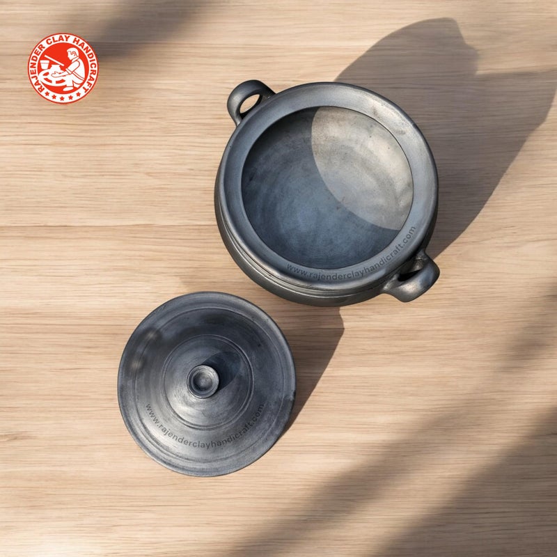 RAJENDER CLAY HANDICRAFT قدر ميتى أسود 4 لتر من راجيندر للحرف اليدوية الطينية للأسر من 6-7 أفراد، وعاء طهي طيني مصنوع يدويًا، صحي وصديق للبيئة لنكهات هندية أصيلة - Image 4