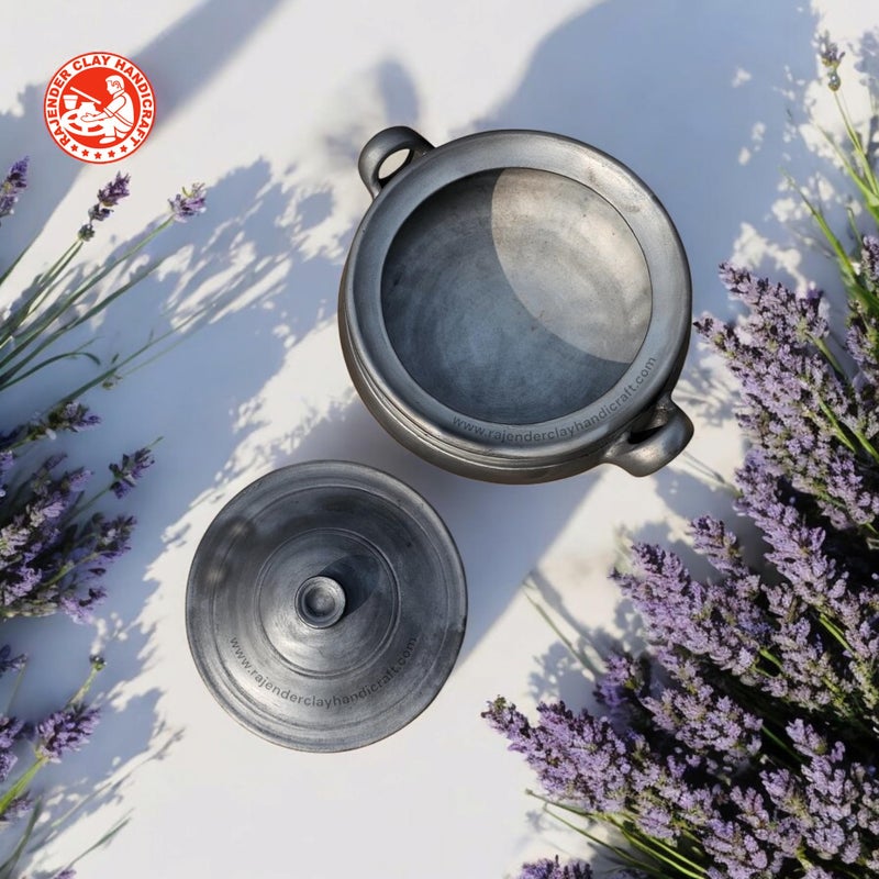 RAJENDER CLAY HANDICRAFT قدر ميتى أسود 4 لتر من راجيندر للحرف اليدوية الطينية للأسر من 6-7 أفراد، وعاء طهي طيني مصنوع يدويًا، صحي وصديق للبيئة لنكهات هندية أصيلة - Image 2