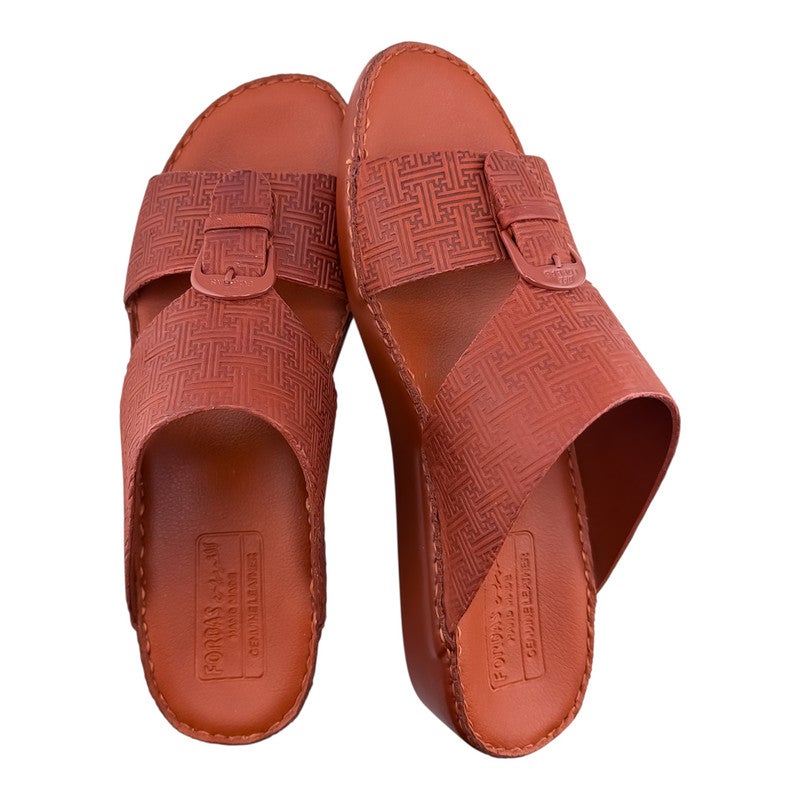 إيت صندل عربي يدوي الصنع للرجال من AET | شبشب رجالي خارجي | شبشب مفتوح من الأمام للاستخدام اليومي | جلد شامواه عربي أصلي مع إبزيم | تصميم جديد | نعل داخلي بلون بني فاتح | مريح وخفيف الوزن - Image 2