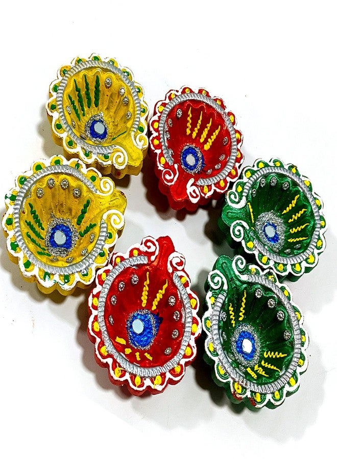 مجموعة من ستة مصابيح ديا بتصميم تقليدي. تُستخدم هذه المصابيح الملونة في عيد ديوالي منذ قرون. مصابيح ديا طينية ملونة خاصة بعيد ديوالي، تُعدّ زينة مثالية لغرفة الصلاة في المعبد ولجميع الأعياد مثل ديوالي. - Image 1