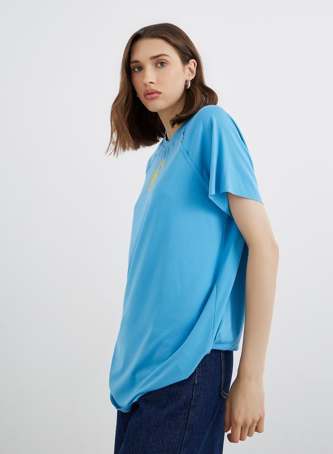 تايك تو تيشيرت كبير بطباعة جرافيك وياقة دائرية - Image 3