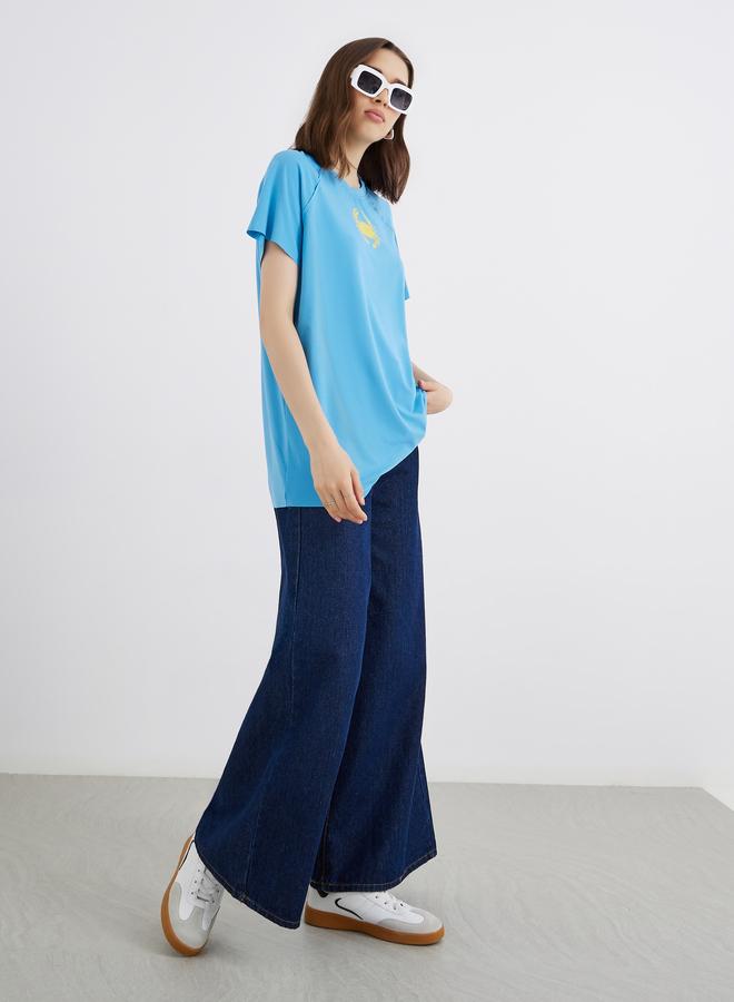 تايك تو تيشيرت كبير بطباعة جرافيك وياقة دائرية - Image 2