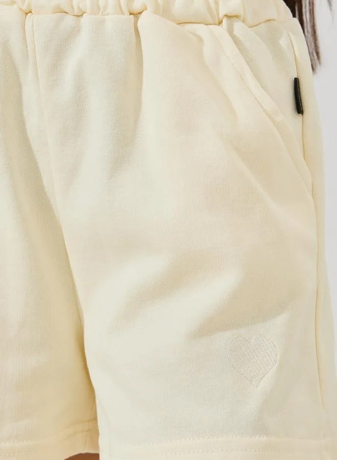 ستايلي Heart Embroidery Detail Shorts