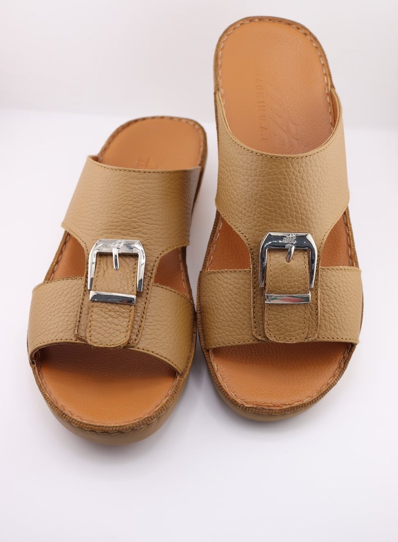 النهام نعال النهام للرجال | شبشب يومي | نعال رجالي عربي من الجلد الطبيعي بالكامل، مفتوح من الأمام ومُزين بمشبك | نعل داخلي بني | صنادل عربية خارجية | مريح وخفيف الوزن - Image 2