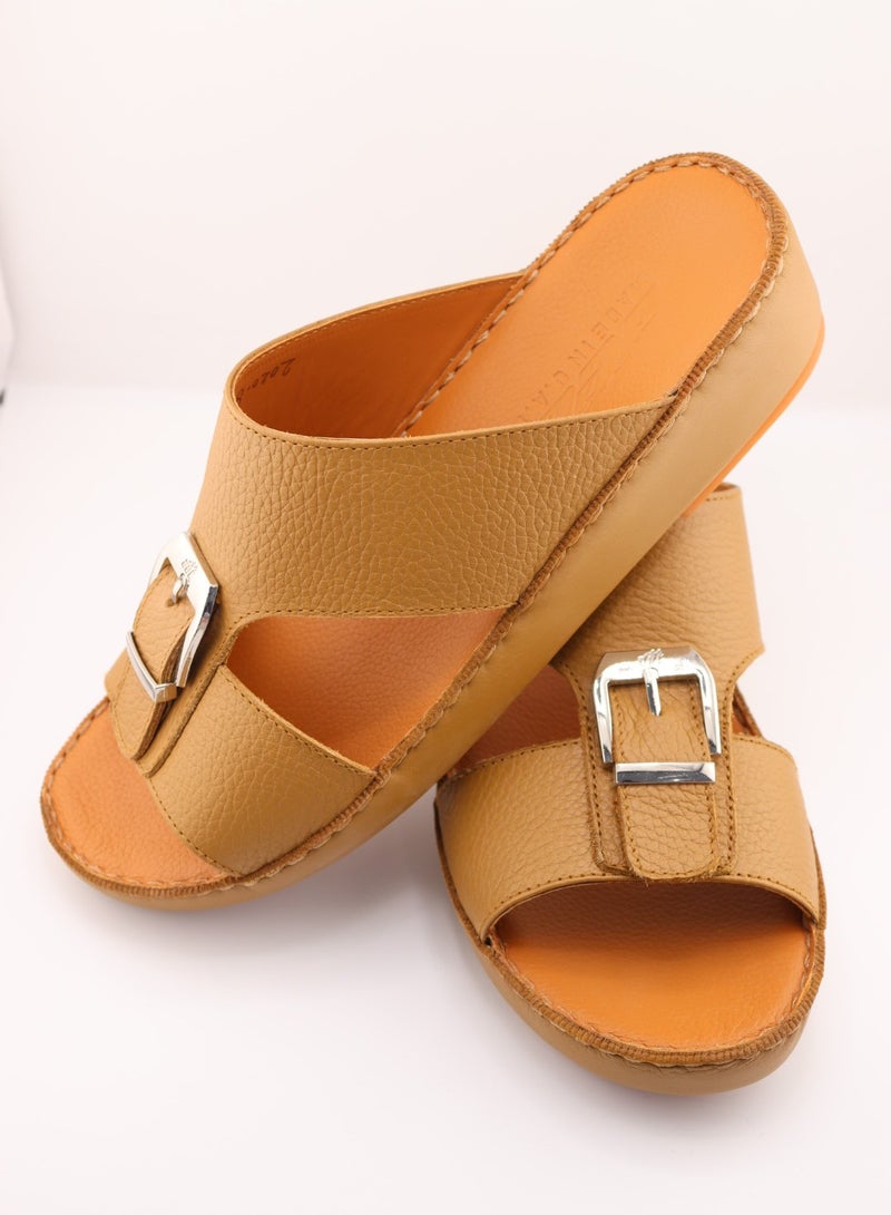 النهام نعال النهام للرجال | شبشب يومي | نعال رجالي عربي من الجلد الطبيعي بالكامل، مفتوح من الأمام ومُزين بمشبك | نعل داخلي بني | صنادل عربية خارجية | مريح وخفيف الوزن - Image 1