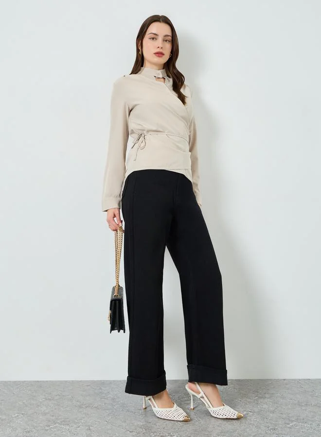 ستايلي بلوزة بنمط لف وتفاصيل رباط خصر