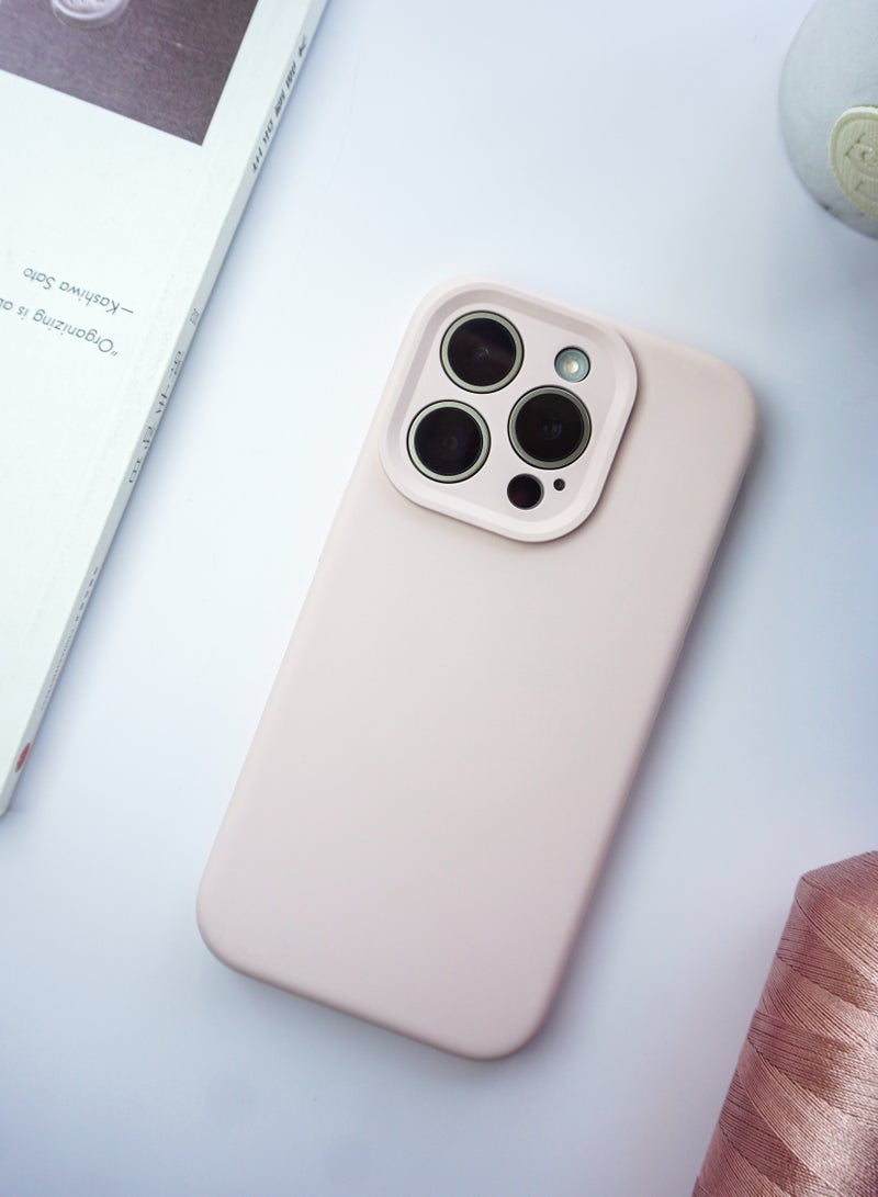 جراب سيليكون لجهاز iPhone 15 Pro مزود بتقنية MagSafe باللون الوردي - Image 1