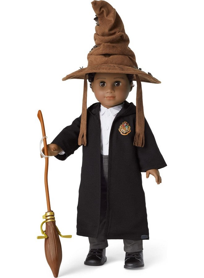 امريكان جيرل إكسسوارات دمية هاري بوتر الأمريكية مقاس 18 بوصة، قبعة هوجورتس للفرز مع عصا مكنسة نيمبوس 2000، مناسبة للأعمار من 6 سنوات فما فوق - Image 3
