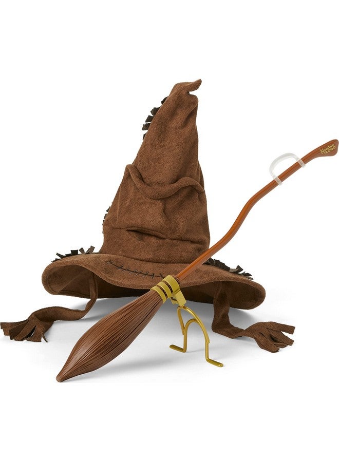 امريكان جيرل إكسسوارات دمية هاري بوتر الأمريكية مقاس 18 بوصة، قبعة هوجورتس للفرز مع عصا مكنسة نيمبوس 2000، مناسبة للأعمار من 6 سنوات فما فوق - Image 2