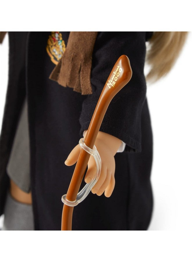 امريكان جيرل إكسسوارات دمية هاري بوتر الأمريكية مقاس 18 بوصة، قبعة هوجورتس للفرز مع عصا مكنسة نيمبوس 2000، مناسبة للأعمار من 6 سنوات فما فوق - Image 5