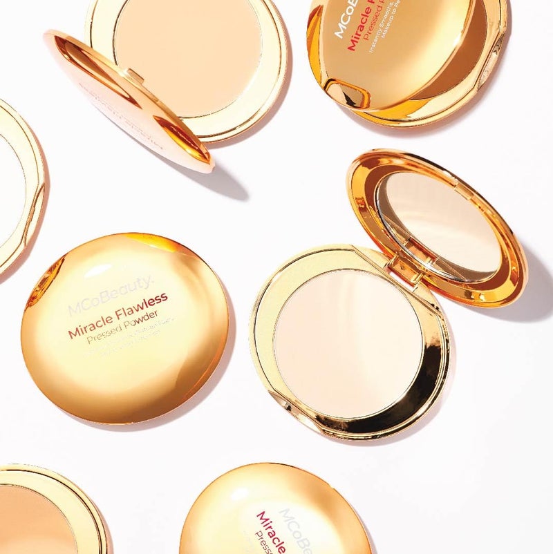 MCoBeauty بودرة مضغوطة خالية من العيوب من MCoBeauty، ظل متوسط طبيعي، تحكم في الزيت، لمسة ناعمة مع مستخلص زهرة الورد المرطب وزيت اللوز الحلو، مستحضرات تجميل نباتية وخالية من القسوة - Image 3