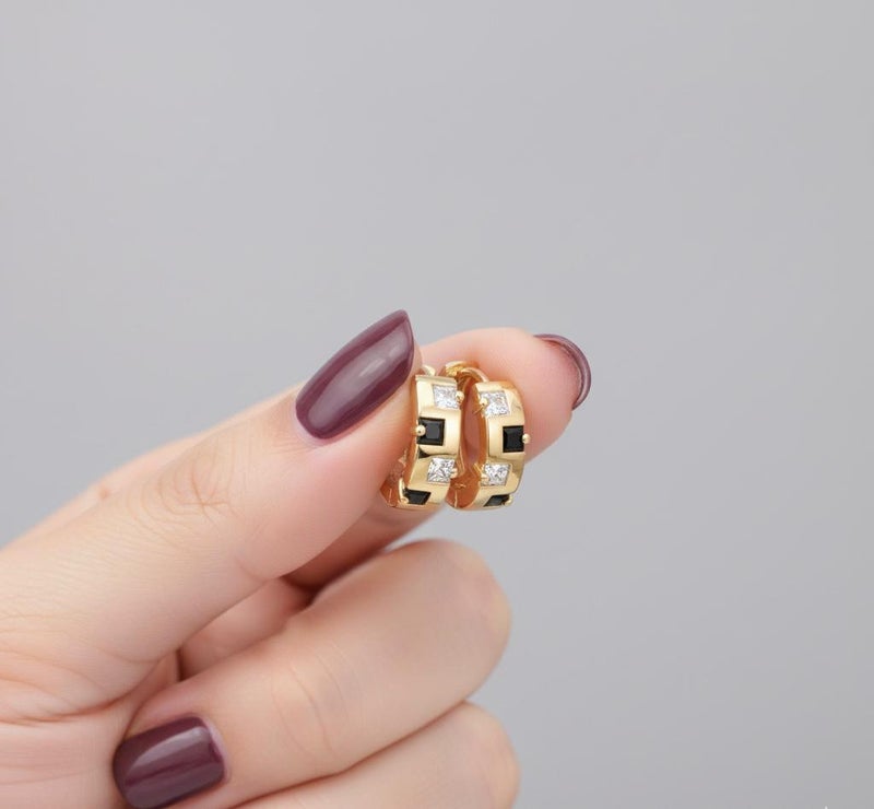 حلق ذهبي أنيق بتصميم عصري ، يجمع بين فخامة الفصوص السوداء ونقاء فصوص الزركون اللامعة ، قطعة أنيقة ومثالية لإطلالة يومية جذابة . - Image 5