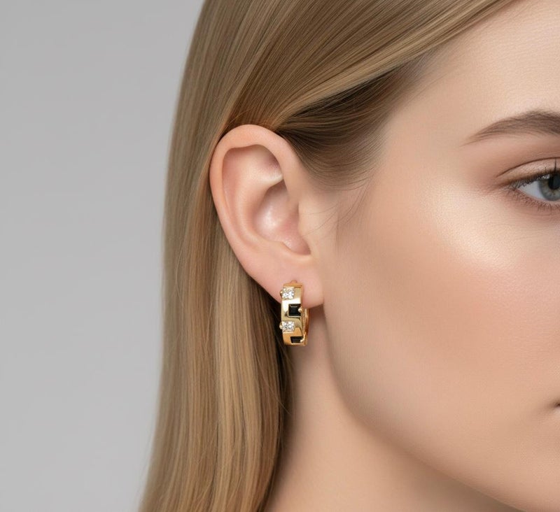 حلق ذهبي أنيق بتصميم عصري ، يجمع بين فخامة الفصوص السوداء ونقاء فصوص الزركون اللامعة ، قطعة أنيقة ومثالية لإطلالة يومية جذابة . - Image 4