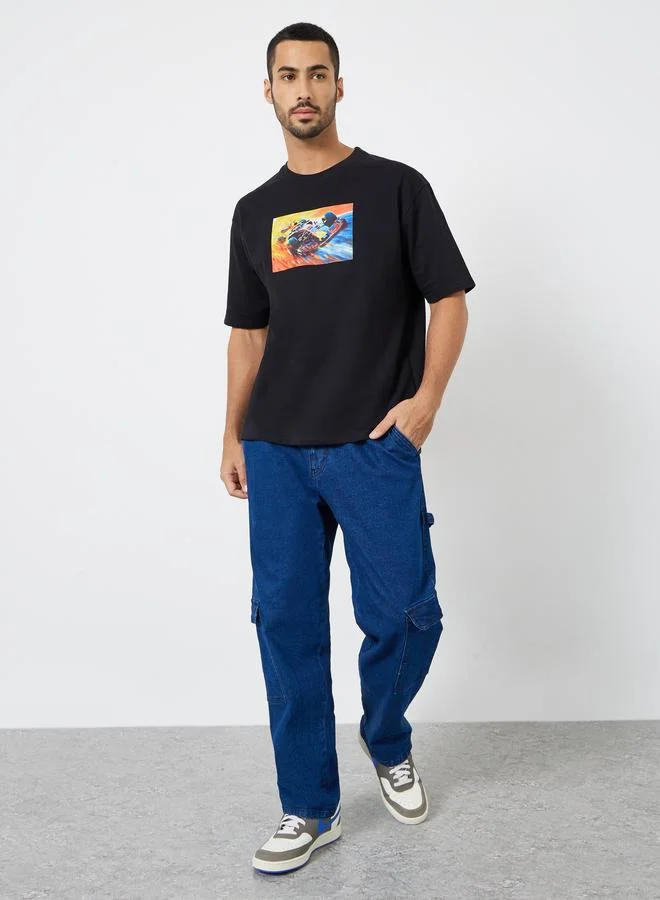 ستايلي تيشيرت بطبعة جرافيك وقصة واسعة للرجال