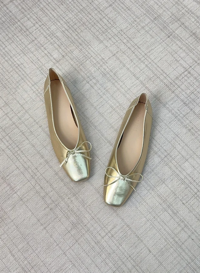 تايك تو حذاء باليرينا نسائي بتفاصيل فيونكة ذهبية