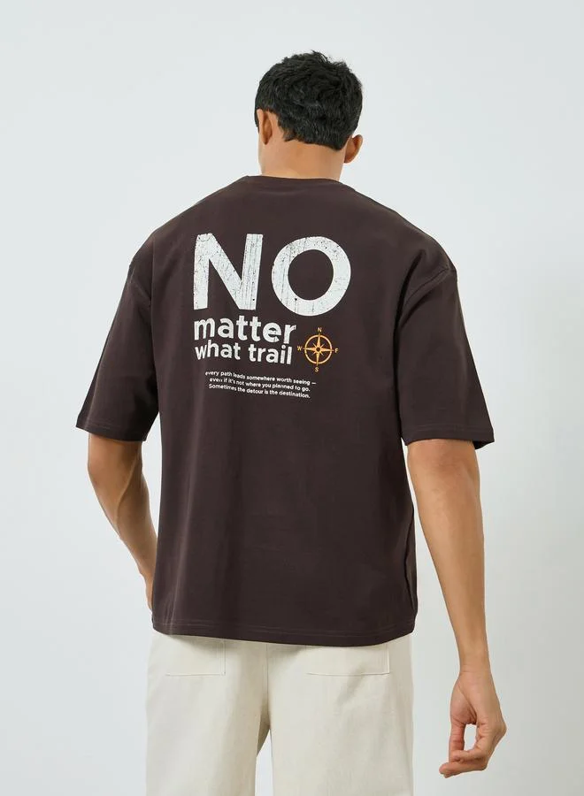 ستايلي تيشيرت واسع بطبعة شعار على الظهر