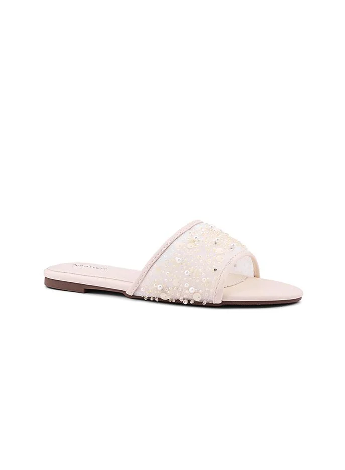 أيقون Stylish two-tone sandal with a soft upper.