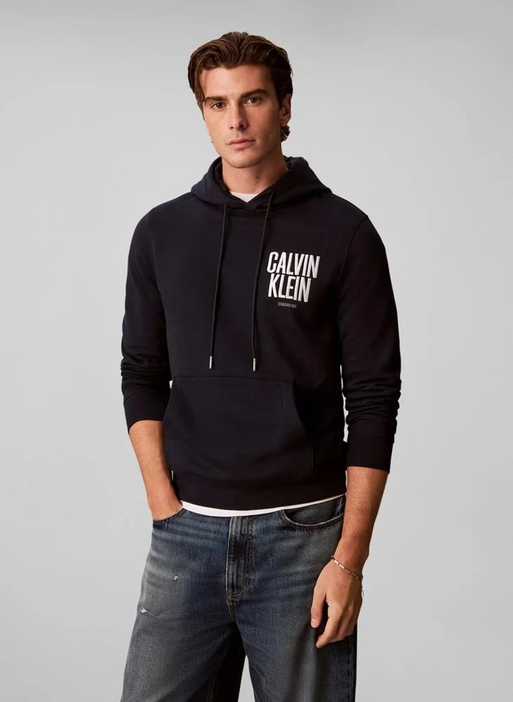 كالفن كلاين جينز هودي فليس برباط وتطريز شعار