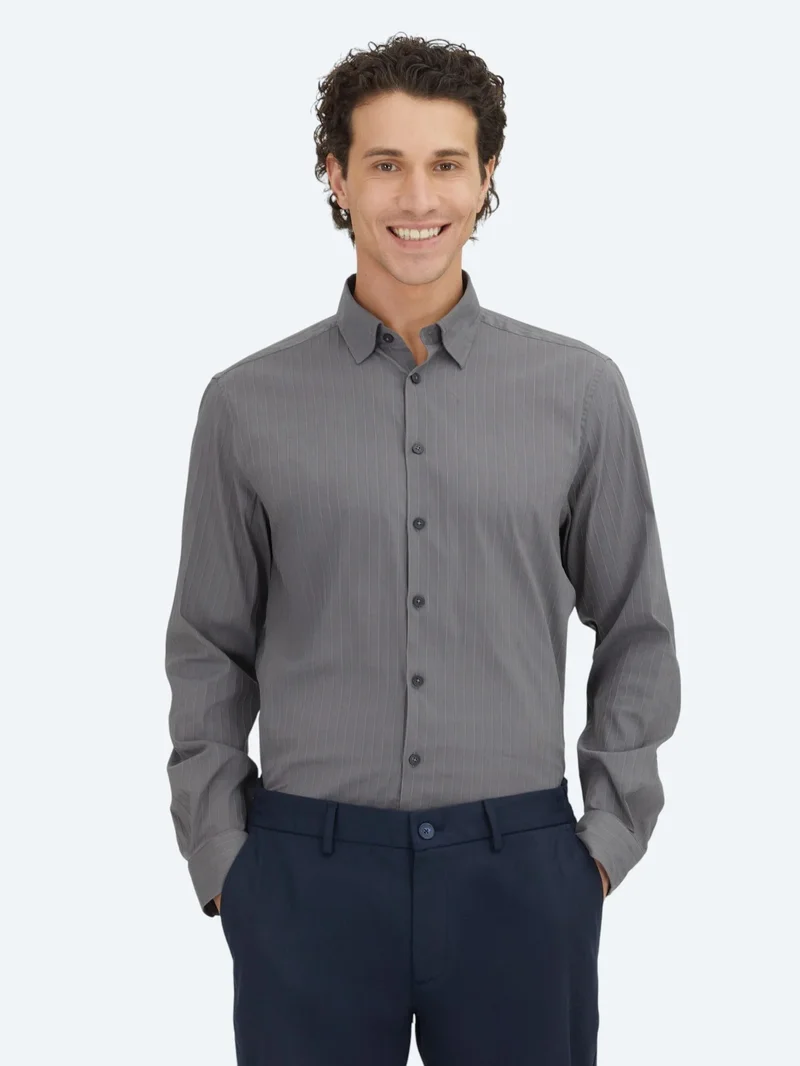 كيب قميص رياضي طويل مخطط بلون الفحم الصلب، بقصة عادية، مصنوع من مزيج القطن.