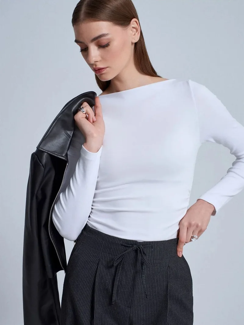 ديلفين DILVIN Slim-Fit Boat Neck Long-Sleeved Blouse