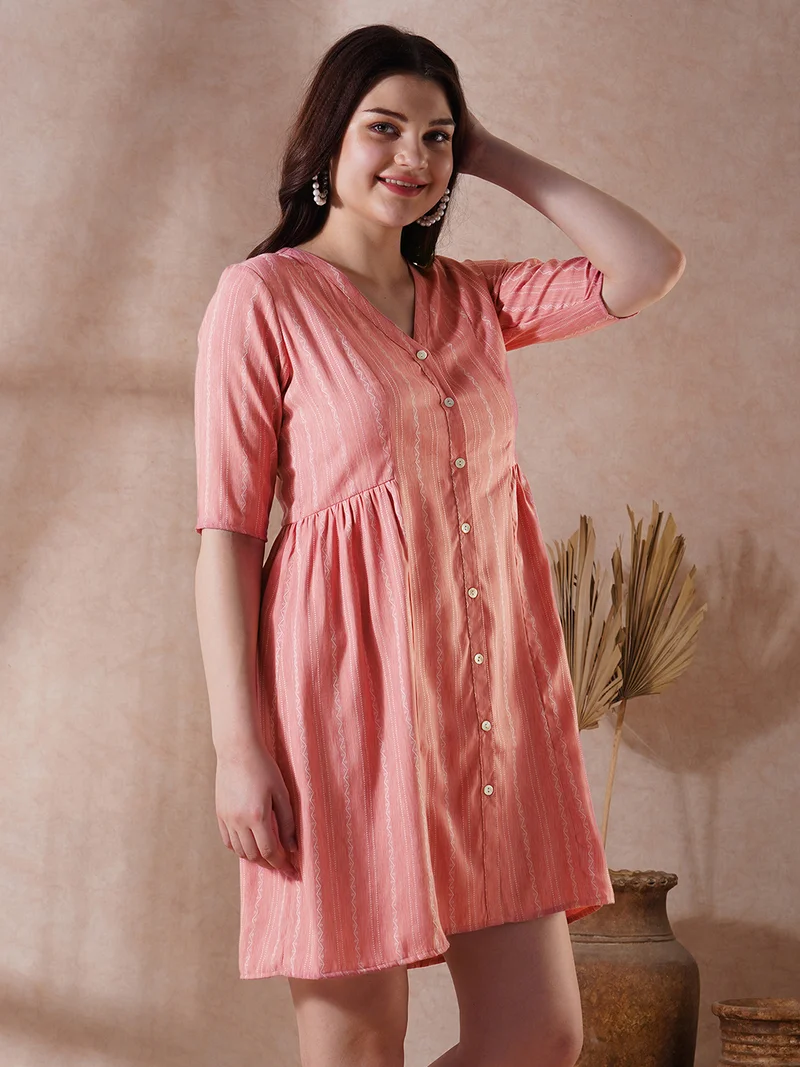 جلو باص فستان قصير نسائي وردي بتصميم ذاتي وياقة على شكل  وتطريز بأزرار وخط