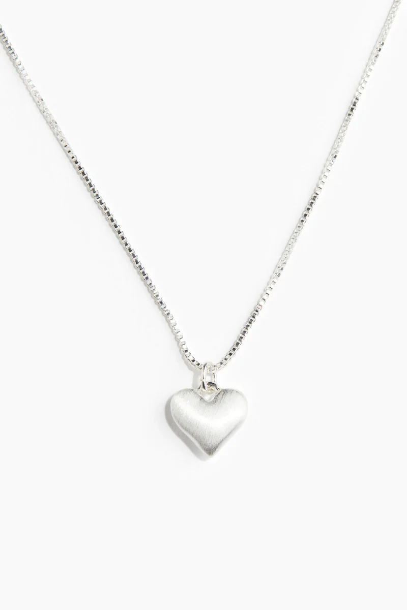 اتش اند ام قلادة مزيّنة بحلية على شكل قلب