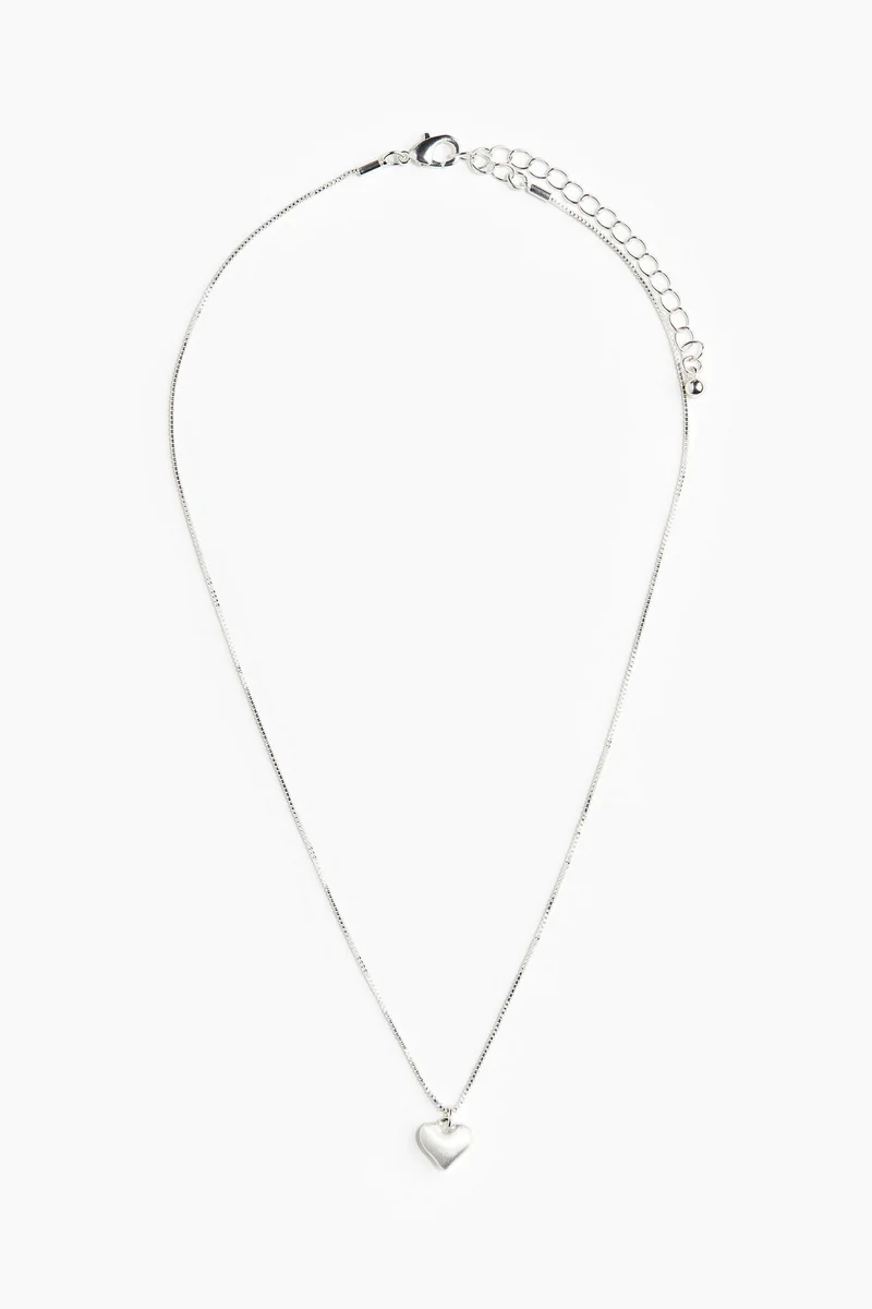 اتش اند ام قلادة مزيّنة بحلية على شكل قلب