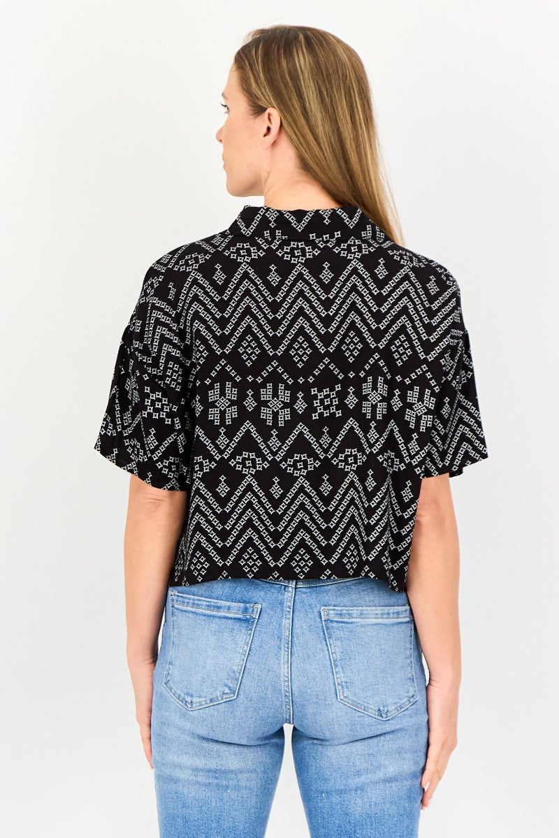 FOREVER 21 قميص قصير الأكمام بطبعة شاملة للنساء، متعدد الألوان - Image 4