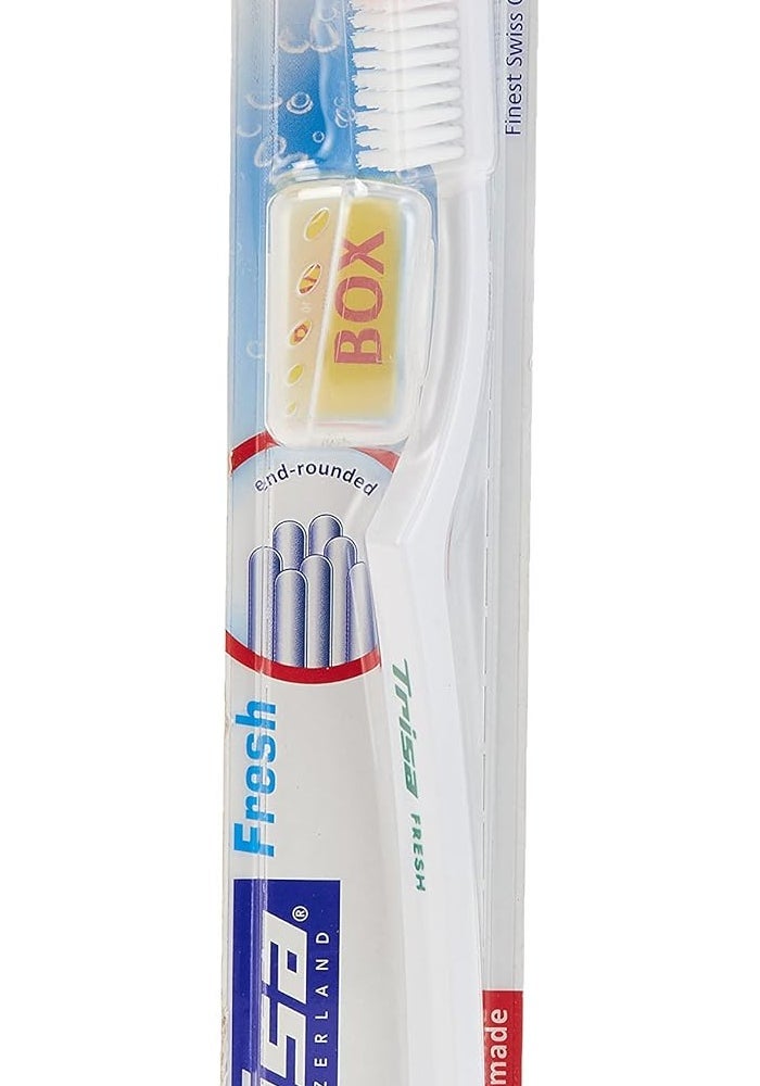 TRISA فرشاة أسنان تريزا فريش ذات شعيرات ناعمة للبالغين مع غطاء سفر - تنظيف لطيف وفعال، صنع سويسري - Image 1