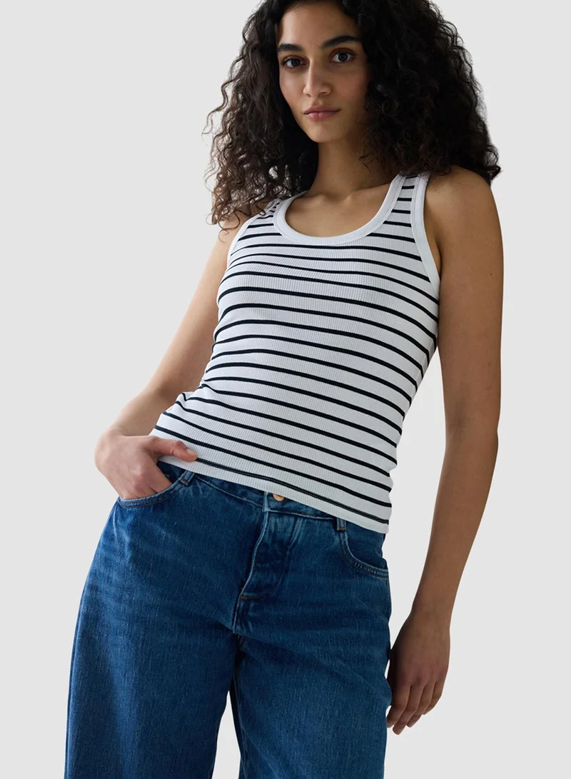 بنتي بلوزة بيضاء مخططة بضلوع أساسية