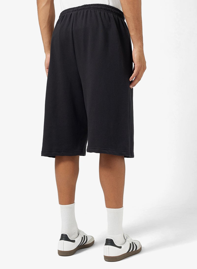 سفنتي فايف شورت واسع بطبعة جرافيك - Image 3