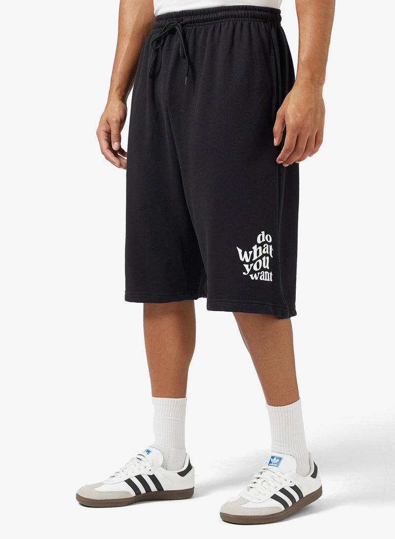 سفنتي فايف شورت واسع بطبعة جرافيك - Image 1