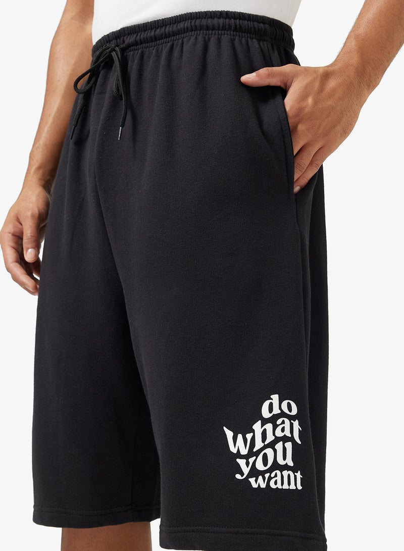 سفنتي فايف شورت واسع بطبعة جرافيك - Image 4