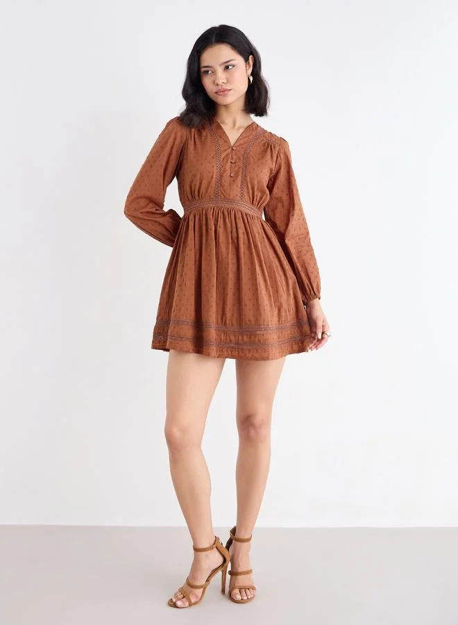 ستايلي فستان قصير بتفاصيل شيفلي وخيوط دوبي