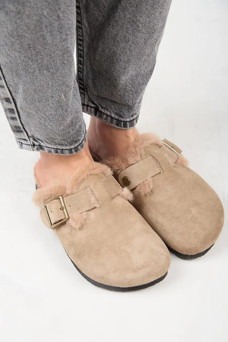Manijero Manijero (Zeta 2 Fur-Lined) Women's Genuine Leather Belted Buckle Clogs in Mink Color