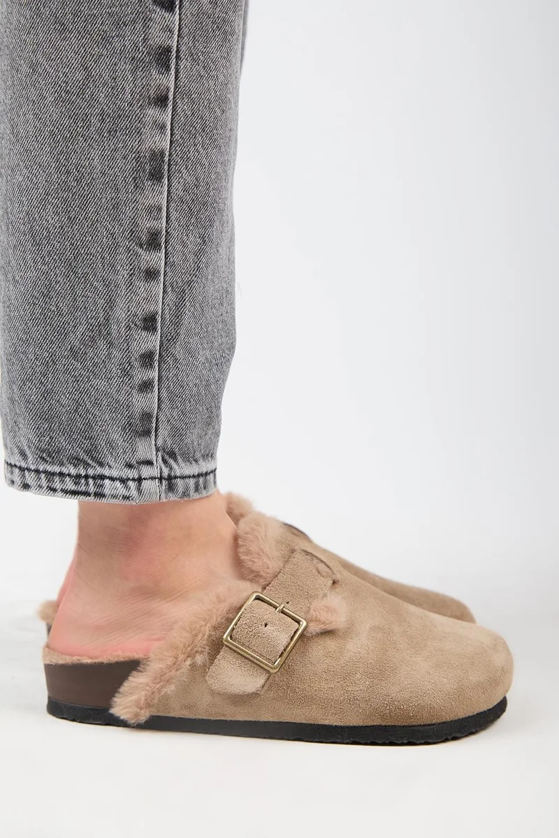 Manijero Manijero (Zeta 2 Fur-Lined) Women's Genuine Leather Belted Buckle Clogs in Mink Color