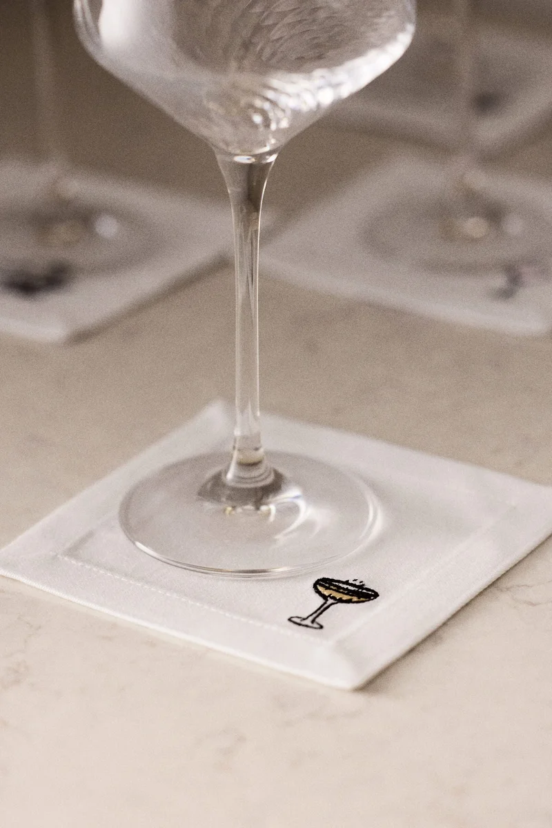 اتش اند ام قواعد أكواب مطرزة - عبوة من 4 قطع