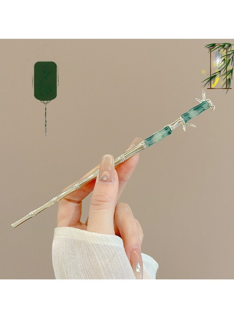 جيليز يستخدم دبوس الشعر على شعر المرأة