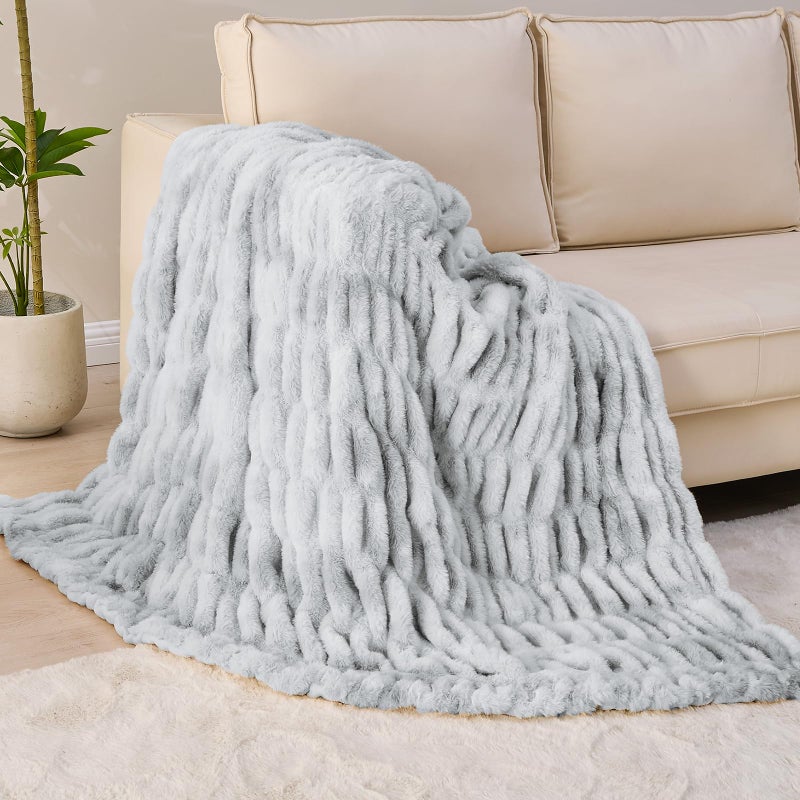 softan بطانية دافئة من الفرو الصناعي بطانية رمي مخططة مرنة للكنبة أو السرير أو غرفة المعيشة - رمادي فاتح بطانية وفرو مزدوج الجوانب - 50"x 60" - Image 3