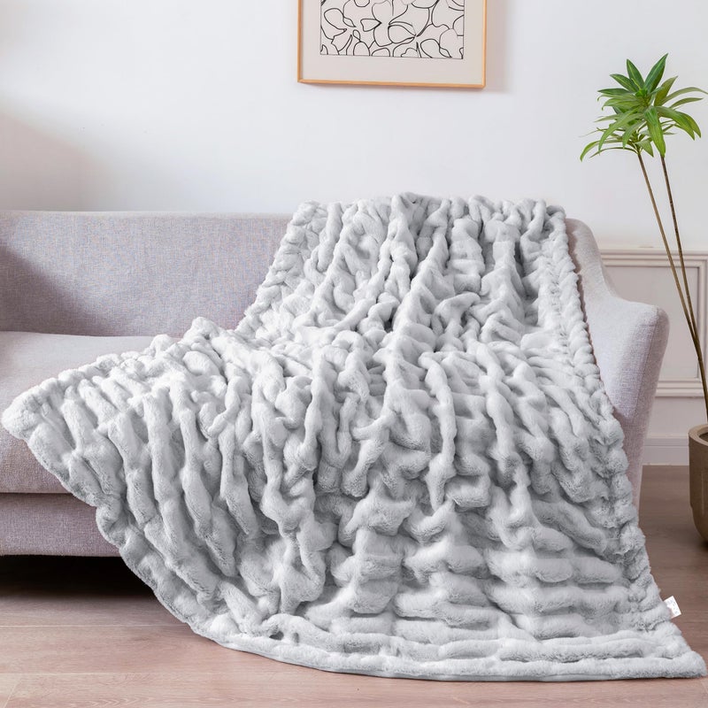 softan بطانية دافئة من الفرو الصناعي بطانية رمي مخططة مرنة للكنبة أو السرير أو غرفة المعيشة - رمادي فاتح بطانية وفرو مزدوج الجوانب - 50"x 60" - Image 4