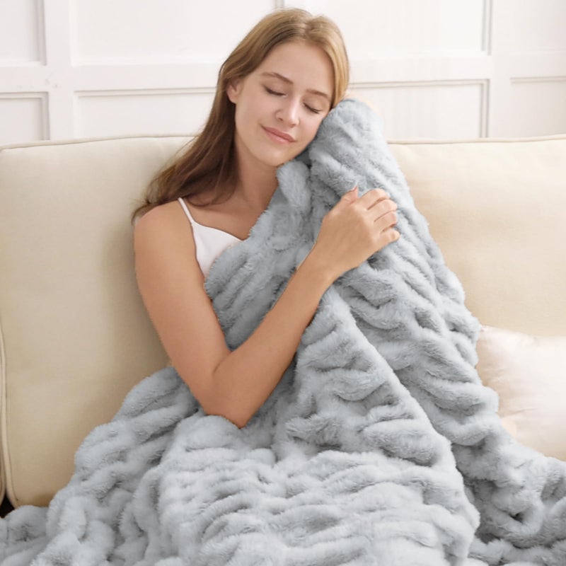 softan بطانية دافئة من الفرو الصناعي بطانية رمي مخططة مرنة للكنبة أو السرير أو غرفة المعيشة - رمادي فاتح بطانية وفرو مزدوج الجوانب - 50"x 60" - Image 2