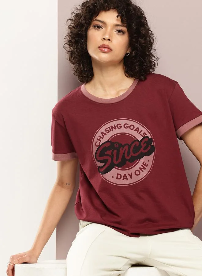 ديلينجر تيشيرت نسائي قصير الأكمام بطبعة مربعة