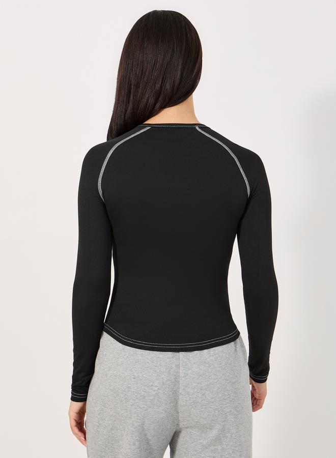 ستايلي تيشيرت مُجسم بتفاصيل مدروزة وأكمام ريجلان - Image 5