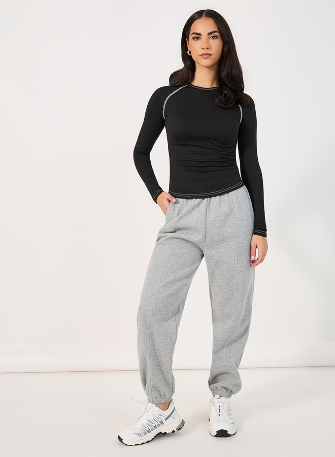 ستايلي تيشيرت مُجسم بتفاصيل مدروزة وأكمام ريجلان - Image 3