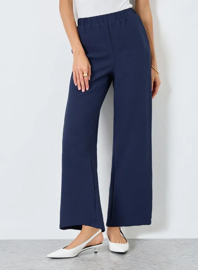 تايك تو بنطال بأرجل مستقيمة بخصر مطاطي ونقشة بارزة