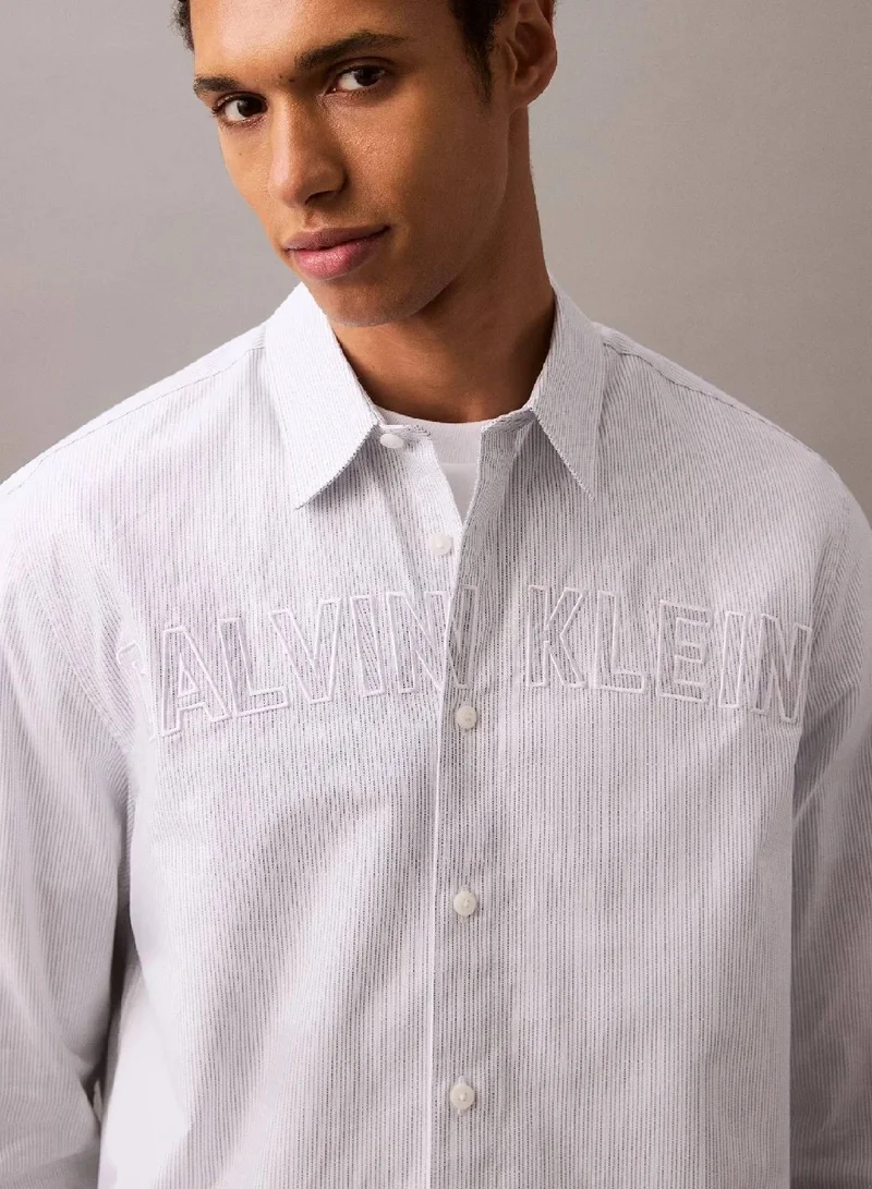 كالفن كلاين جينز قميص من قماش أكسفورد مزين بشعار كلفن كلاين مزخرف