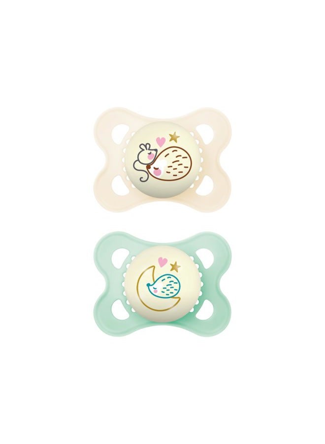 MAM لهايات ليلية (2 لهاية وصندوق تعقيم)، لهايات مAM 0-6 أشهر، أفضل لهاية للأطفال الذين يرضعون من الثدي، للجنسين، لهاية تتوهج في الظلام - Image 1