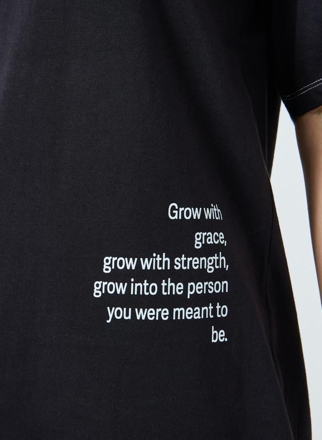 ستايلي تيشيرت بقصة واسعة بطبعة جرافيك وشعار - Image 4