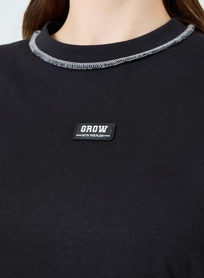 ستايلي تيشيرت بقصة واسعة بطبعة جرافيك وشعار - Image 3