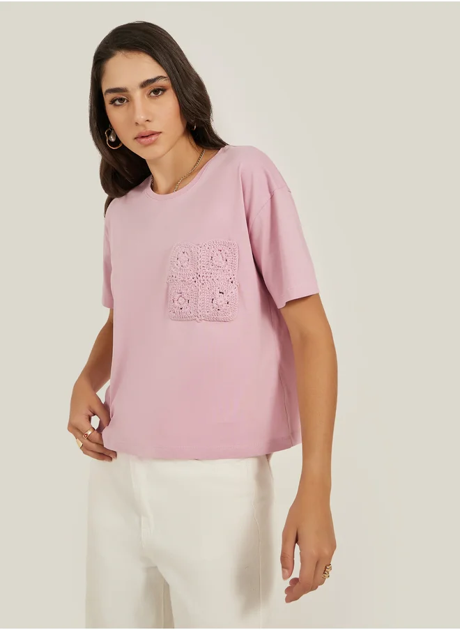 Styli Crochet Pocket Round Neck Short Sleeve T-Shirt